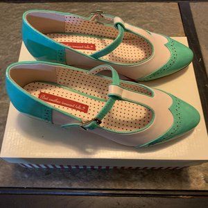 Seafoam and Cream vintage look size 8 shoes new with box